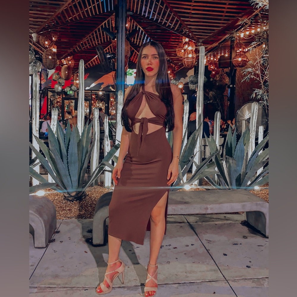 "Body-hugging dress with neckline, in brown, size M."